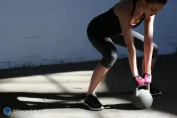 CrossFit czy siłownia: Co lepsze? Porównanie, które rozwieje wątpliwości