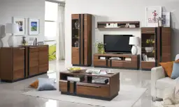 Jasna podłoga i ciemne meble w salonie. Jaki kolor ścian? Biel lub jasny beż podkreśli elegancję drewna i stworzy przytulną atmosferę.