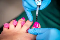 Hybryda na stopach co ile – jak długo utrzymuje się na paznokciach?