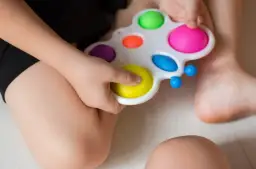 Zabawki sensoryczne dla niemowlaka: Jak wspierają rozwój dziecka