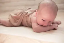 Wzmożone napięcie mięśniowe u niemowląt: Rozpoznaj i pomóż dziecku!