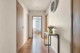 Niebrudzące ściany w przedpokoju? Sprawdź trwałe materiały!