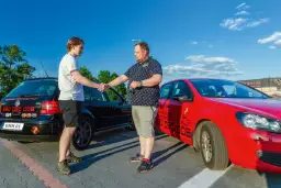 Ile można zarobić na wynajmie busa? Poznaj realne zyski i koszty