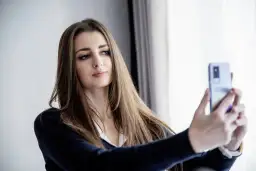 Jak zrobić profesjonalne zdjęcie profilowe smartfonem? Poradnik