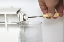 Jak się odpowietrza grzejnik: uniknij problemów z ogrzewaniem