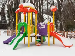 Czy można chodzić na place zabaw? Odkryj korzyści i bezpieczeństwo