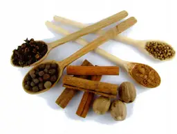 Domowa przyprawa do piernika bez mąki i cukru: goździki, ziele angielskie, cynamon, gałka muszkatołowa, kolendra i mielony imbir. Tradycyjne proporcje dla idealnego aromatu.