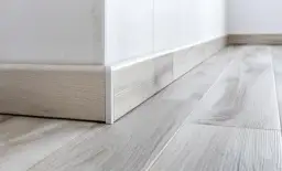 Jak przyciąć listwę przypodłogową, aby uniknąć błędów i uzyskać perfekcję