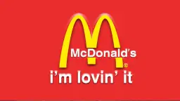 Logo McDonald's z hasłem "i'm lovin' it". Klasyczne chwyty reklamowe, które zapadają w pamięć.