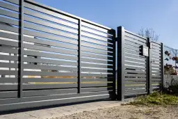 Czarne czy grafitowe ogrodzenie panelowe? Wybierz idealny kolor!