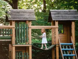 Jak zabezpieczyć drewniany plac zabaw, by uniknąć kosztownych napraw