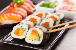 Ile kalorii ma sushi z biedronki? Zaskakujące wartości odżywcze!