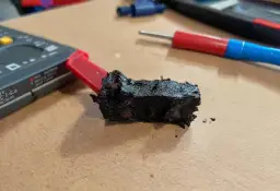 Jak wygląda przepalony bezpiecznik w aucie? Oto kluczowe oznaki