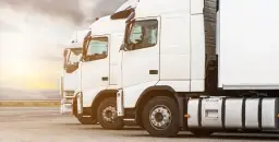 Ciągnik siodłowy – co to jest i jak wpływa na transport?