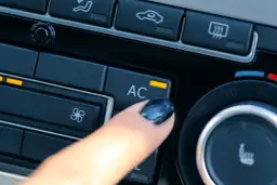 Jak włączyć ogrzewanie w aucie i szybko pozbyć się zimna