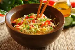 Jak zrobić sałatkę z zupek chińskich w 15 minut – proste i smaczne przepisy