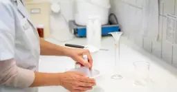 Ceny leków na receptę: Dlaczego się różnią? Jak oszczędzać?