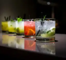 Odkryj najlepsze drinki z Bols Kamikaze, które zachwycą twoje zmysły