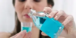 Ropa na dziąśle: Nie wyciskaj! Poznaj leczenie i domowe sposoby