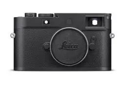 Czarny aparat Leica M11 Monochrom z charakterystyczną, ziarnistą skórą i logo Leica. Klasyka w czystej postaci.
