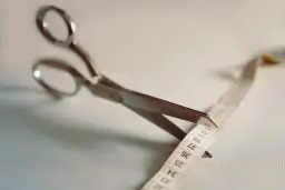 Jak zwęzić spódnicę na gumce? Proste metody bez szycia i maszyną!