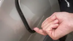 Przytrzaśnięty palec w drzwiach auta? Szybka pomoc i objawy alarmowe