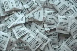 Czy świeczka pochłania wilgoć? Fakty, które mogą Cię zaskoczyć