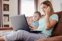 Praca na urlopie wychowawczym: Pełny etat? Poznaj przepisy i ryzyka