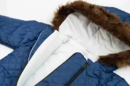 Kombinezon czy kurtka ze spodniami? Wybierz idealny strój na zimę!