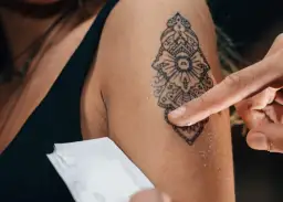 Ile goi się tatuaż? Pełny poradnik gojenia i pielęgnacji.