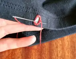 Jak zwęzić spodnie w pasie? DIY bez szycia i z maszyną!