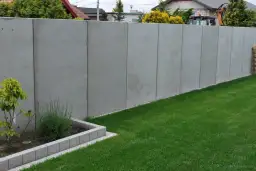 Płot betonowy: Jaka wysokość bez zgłoszenia? Uniknij kar!
