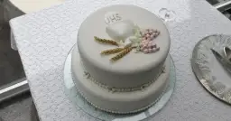 Komunia dla 20 osób: Ile ciasta i tortu? Obliczamy!