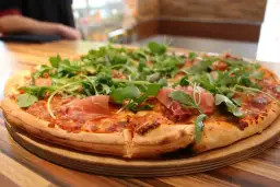 Rewal: Gdzie zjeść? Najlepsze ryby, pizza i desery Twój przewodnik.