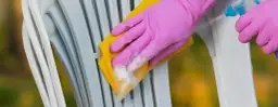 Skuteczne sposoby na to, czym wyczyścić krzesła plastikowe białe