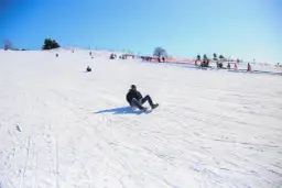 Gdzie na sanki w góry? Wybierz idealne miejsce dla siebie!