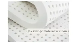 Biały, perforowany materiał materaca zwinięty w rulon. Czy materac może być zwinięty? Tak, ten materiał pokazuje, jak to zrobić.