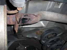 Warum eine durchgerostete Auspuffanlage sofort repariert werden muss