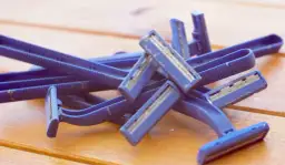 Gdzie wyrzucić maszynkę do golenia? Poznaj zasady i uniknij błędów!