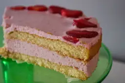 Jak zrobić masę truskawkową do tortu, by zaskoczyć gości smakiem