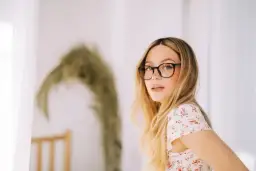 Jakie oprawki do pociągłej twarzy – unikaj najczęstszych błędów