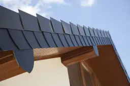 Strukturalne łupki na dachu tworzą skalisty wzór, niczym struktonit na szczytach gór.