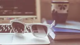 Jakie okulary przeciwsłoneczne po operacji zaćmy zapewnią najlepszą ochronę?