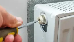 Jak odpowietrzyć grzejniki w bloku na ostatnim piętrze bez problemów