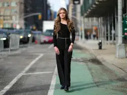 Jak ożywić czarny kombinezon na wesele? Dodatki, które zachwycą.