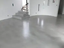 Prix du béton ciré au m2 : évitez les surprises avec ces tarifs clés