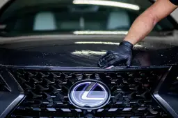 Jak woskować auto na myjni? Poradnik idealnego połysku i ochrony