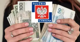 Dłonie trzymające stosy polskich banknotów 100 zł i 50 zł, z nałożonym logo Służby Cywilnej.