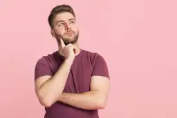 Młody mężczyzna zamyślony, zastanawia się, czy stażysta może zrezygnować z zatrudnienia po stażu.