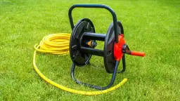 Jak prawidłowo zwijać wąż ogrodowy? Proste triki na lata!